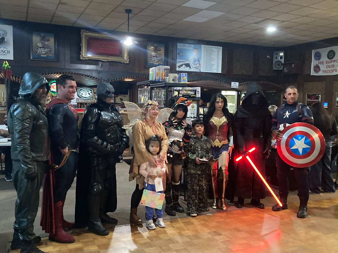 Group photo from the show featuring attendees and event personality.